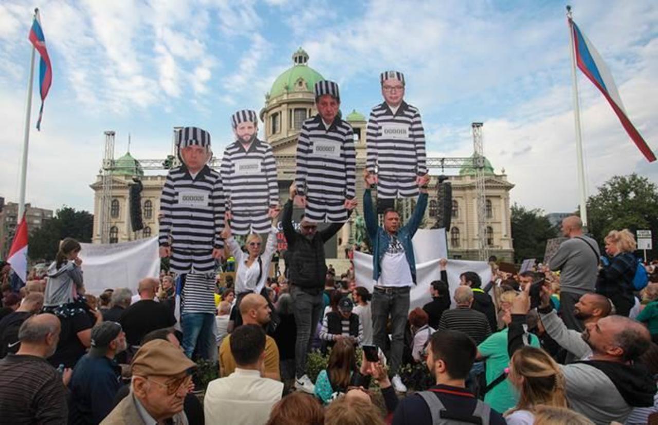 Marchan en Serbia contra la violencia