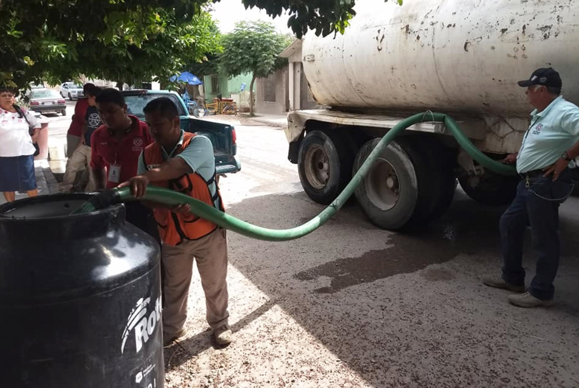 Abastecen de agua en pipas a 25 mil duranguenses