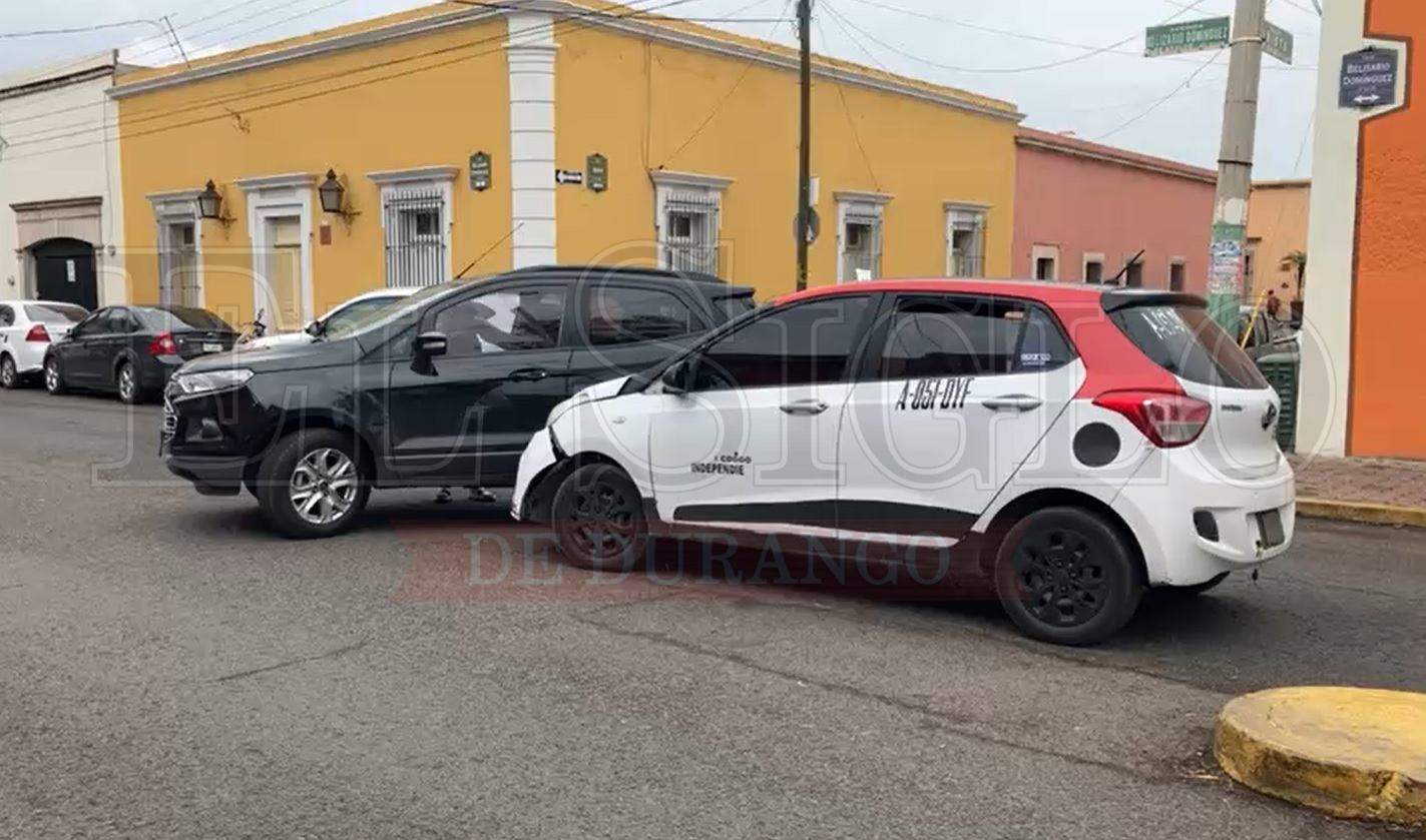 Choque Entre Taxi Y Un Particular En Barrio De Analco Deja Diversos Da Os Materiales