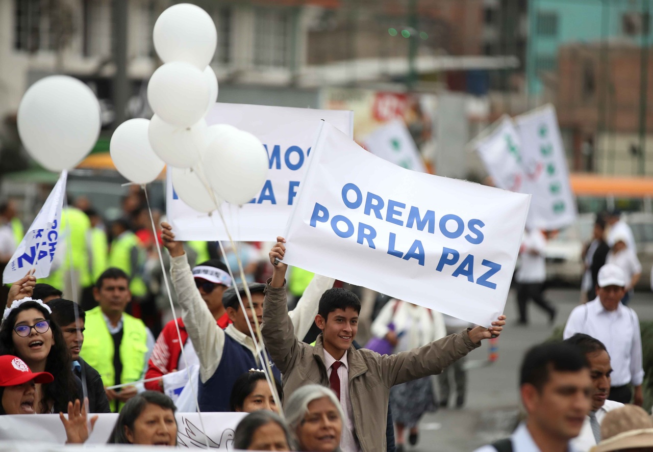 Marchan en Perú para pedir por la paz