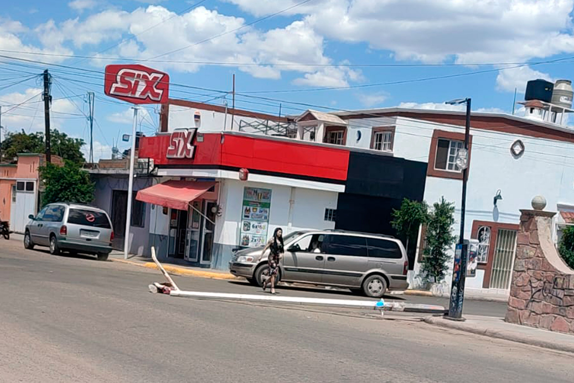 Denuncian poste 'caído' en Jardines de San Antonio