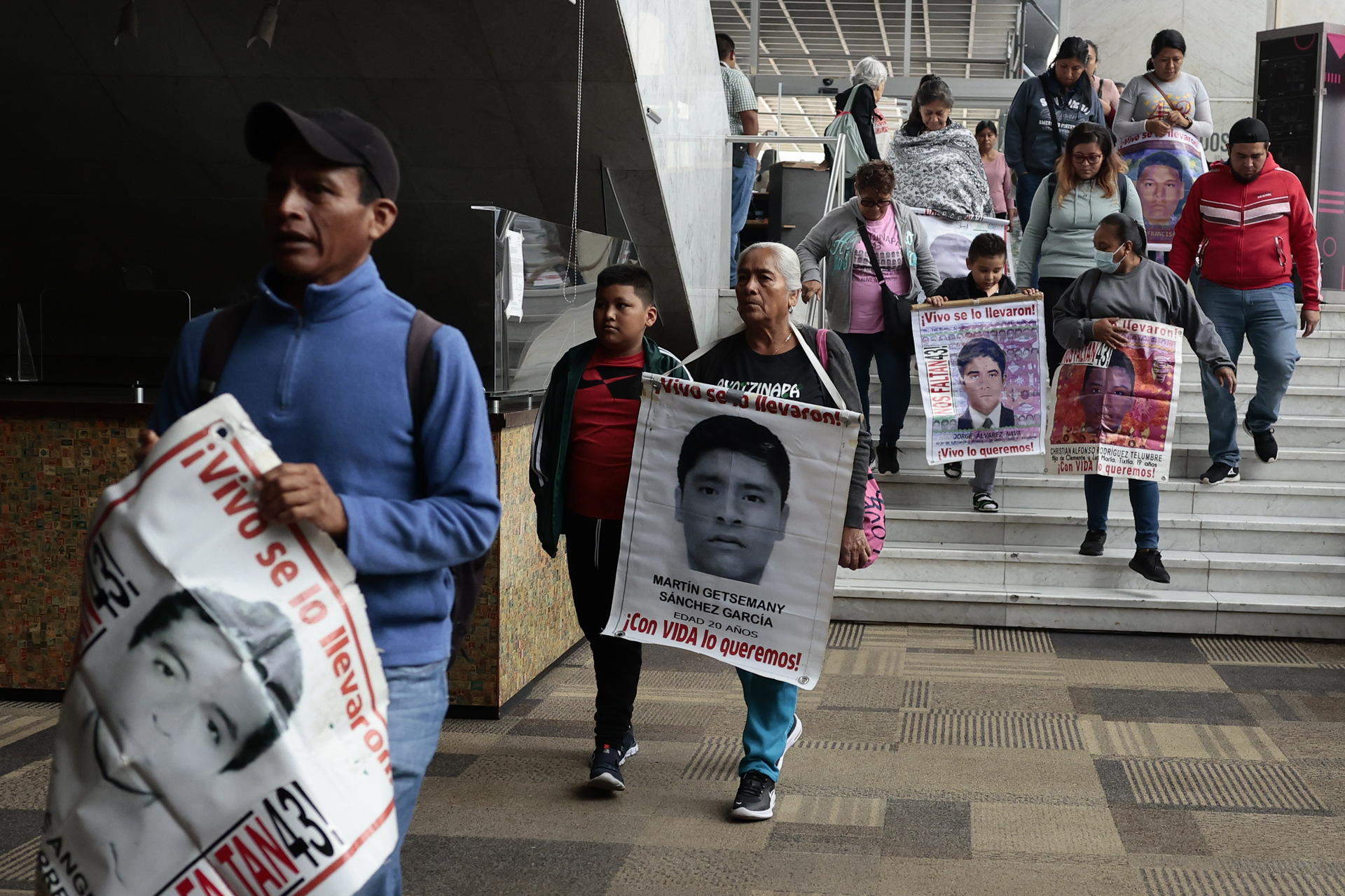 Padres de los 43 normalistas solicitan reunión con AMLO
