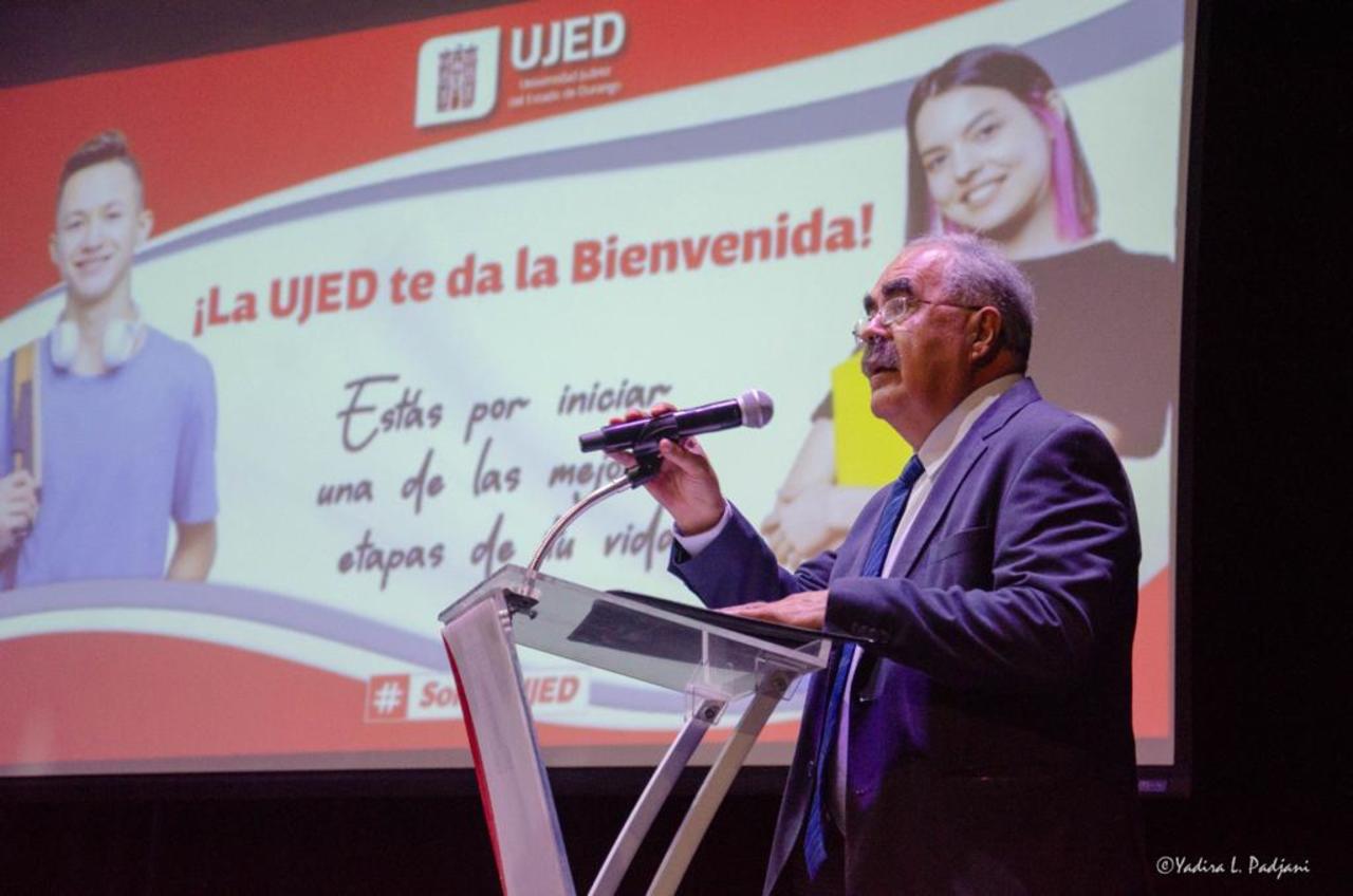 Rector da la bienvenida a universitarios de nuevo ingreso