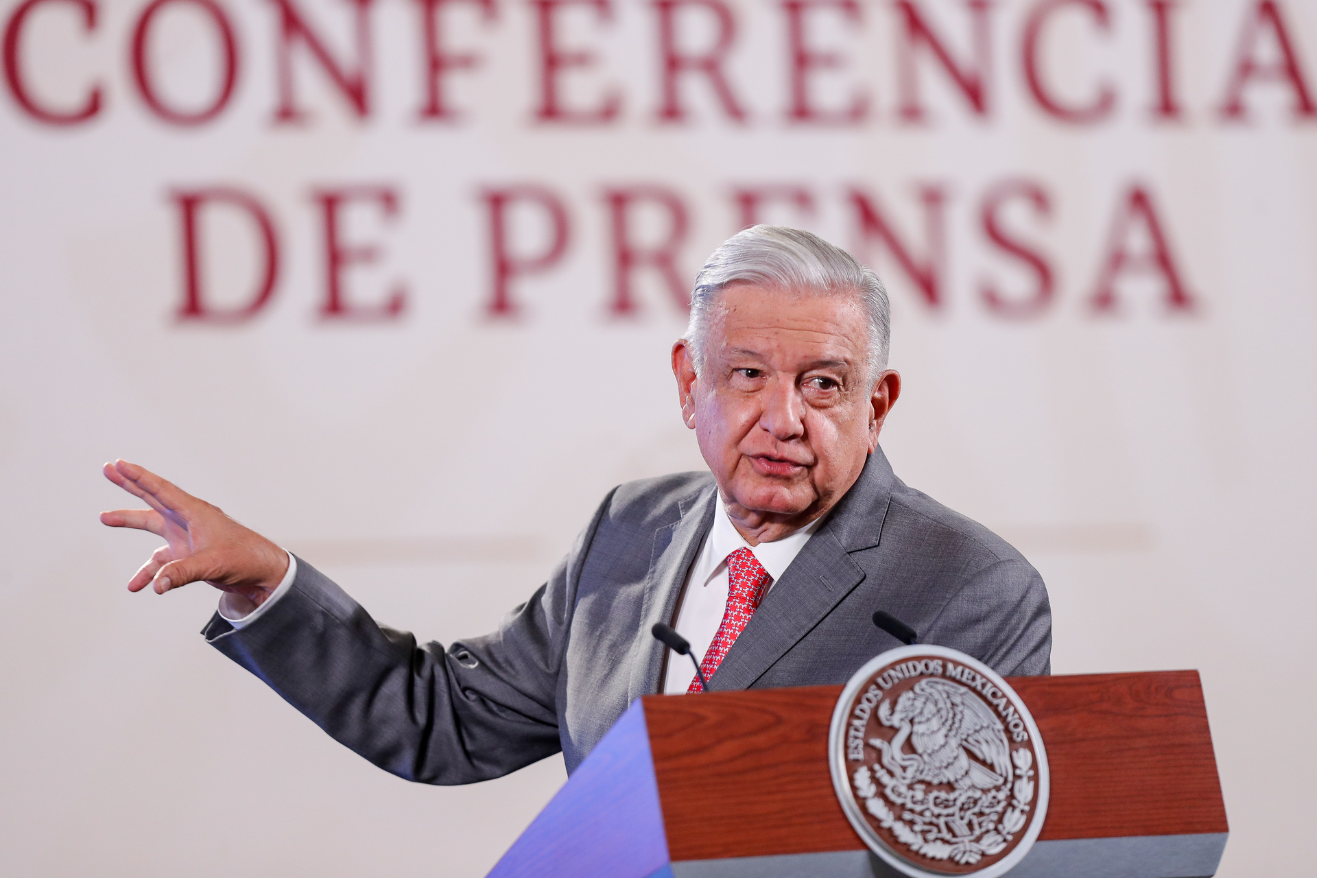 AMLO reprocha que los medios no reproducen sus mañaneras