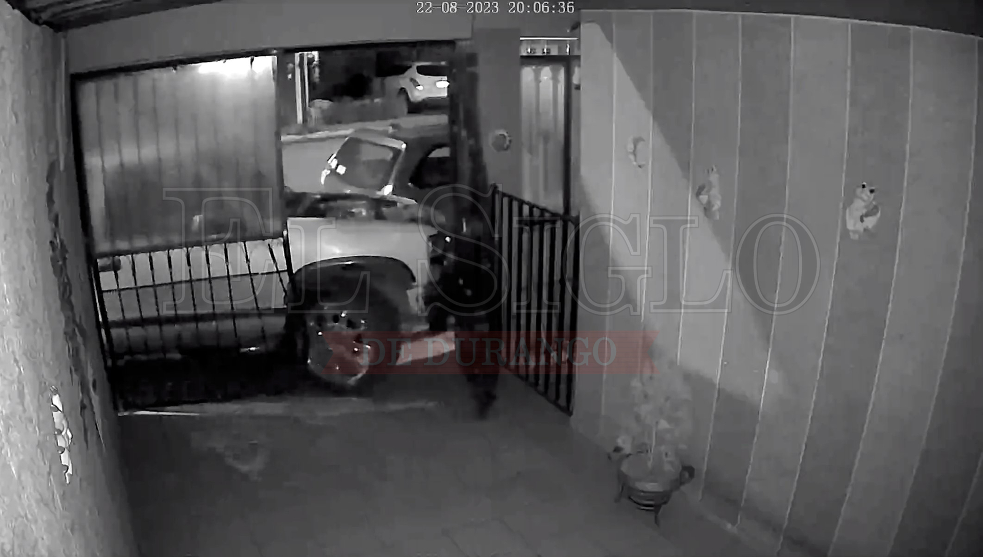 VIDEO: Camioneta choca y se da a la fuga en Jardines de San Antonio