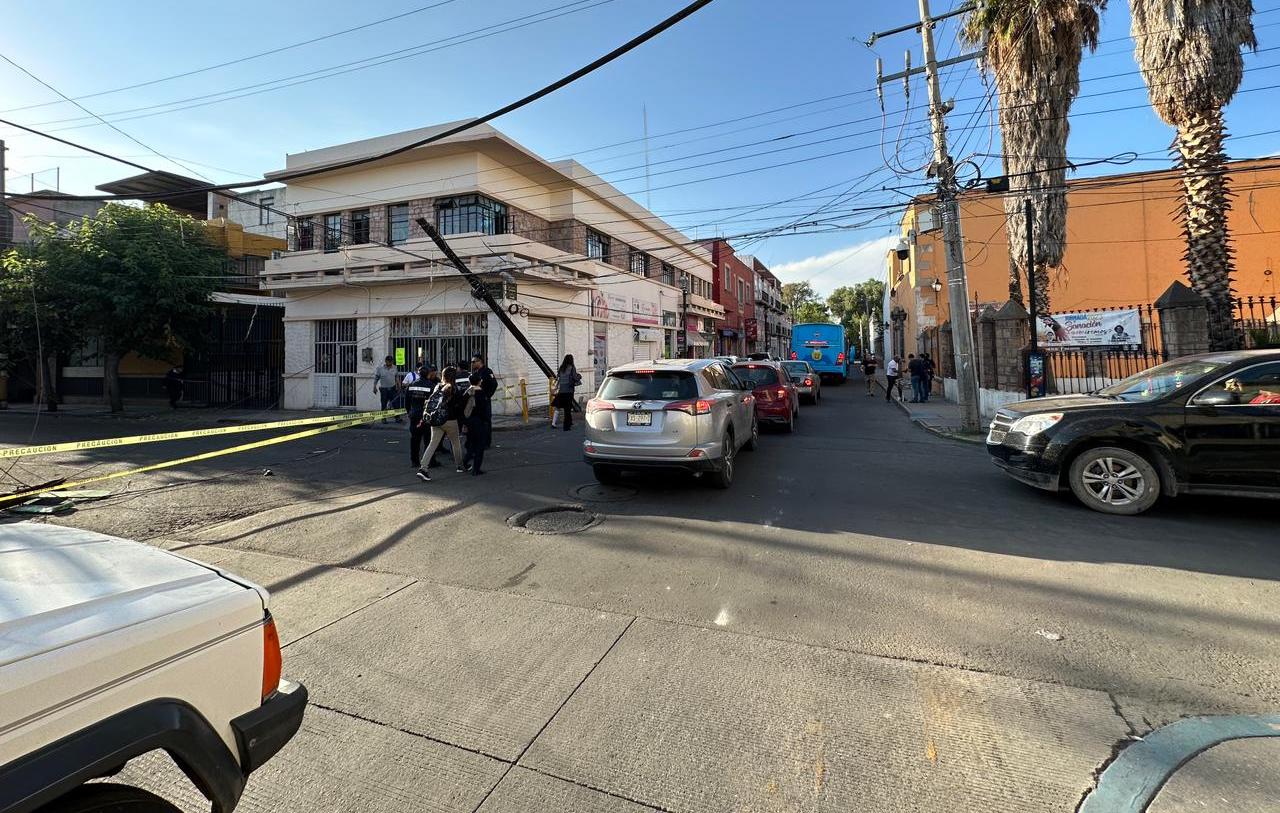 Por accidente que dejó postes tirados, cierran calles en Zona Centro de ...