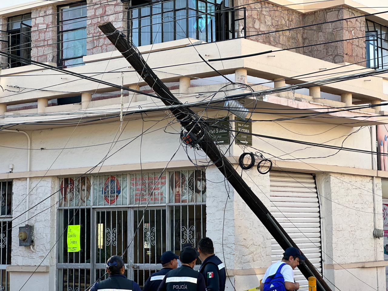Por accidente que dejó postes tirados, cierran calles en Zona Centro de ...