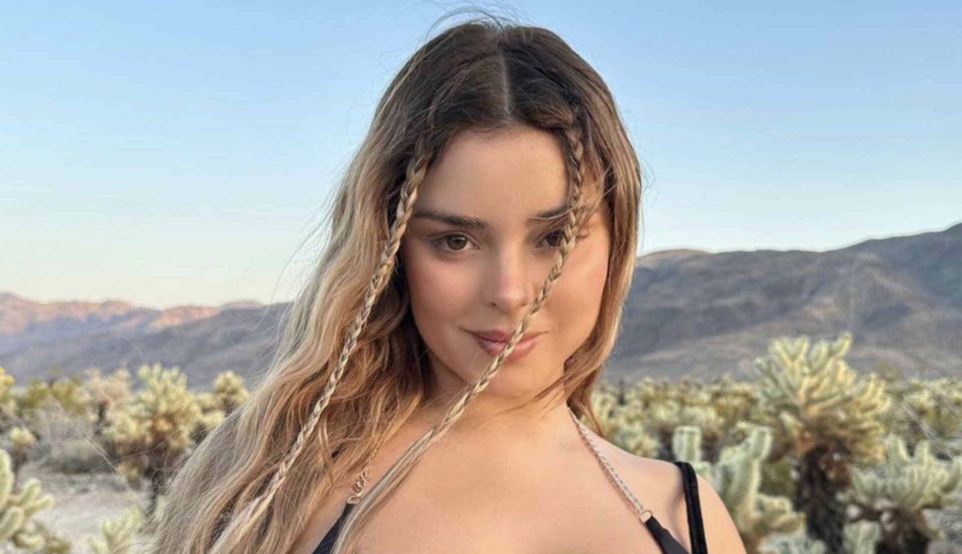 Demi Rose luce su figura en las arenas del desierto