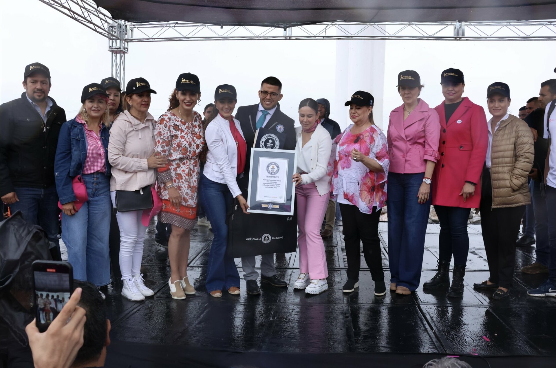La Laguna obtiene el Récord Guinness al Moño rosa más grande del mundo
