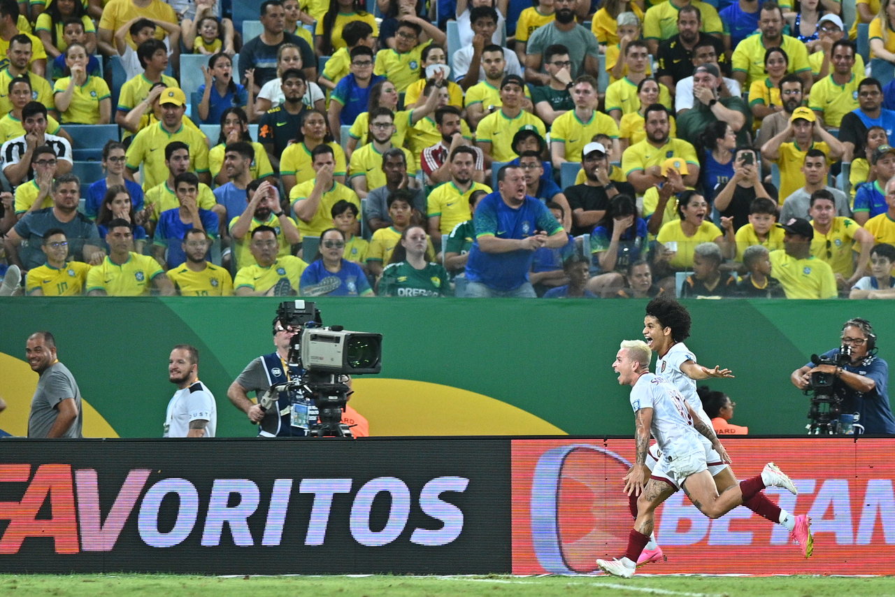 Brasil x Venezuela: Eduard Bello acerta meia-bicicleta e empata o jogo