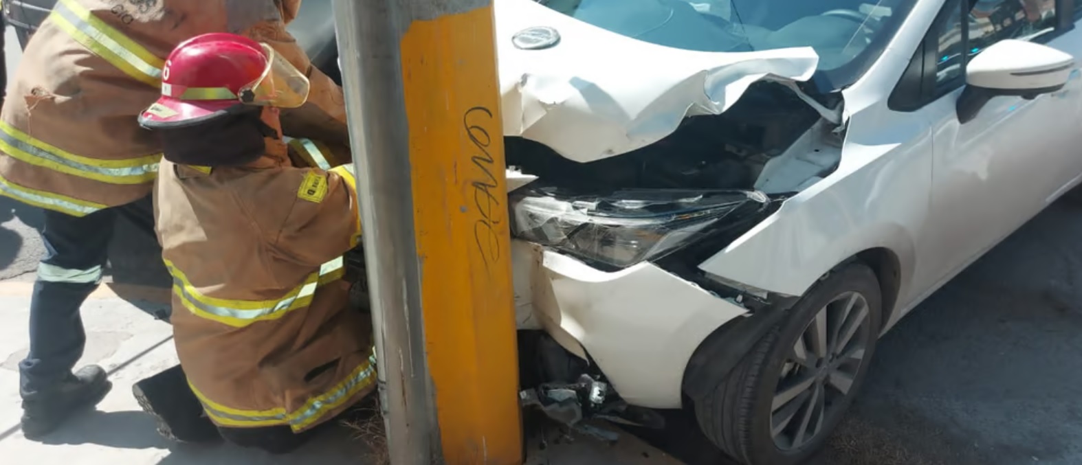 Autos chocan y se proyectan contra un poste en el Centro de Gómez Palacio
