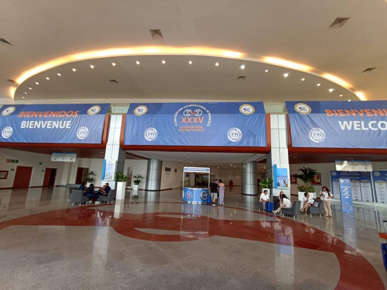 Por seguridad, posponen desalojo de la expo minera en Acapulco, Guerrero