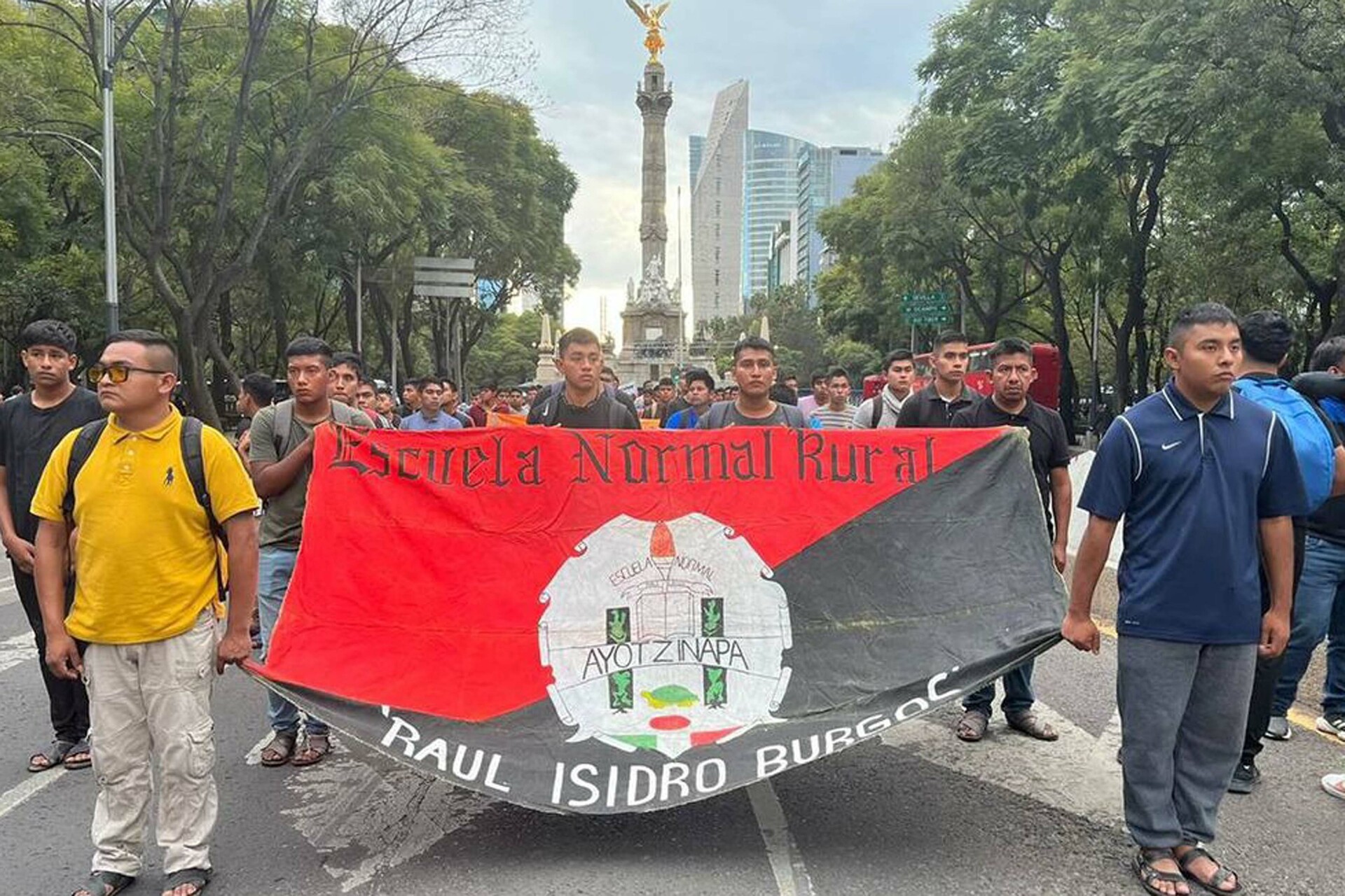 Se manifiestan por los 43 estudiantes desaparecidos de Ayotzinapa