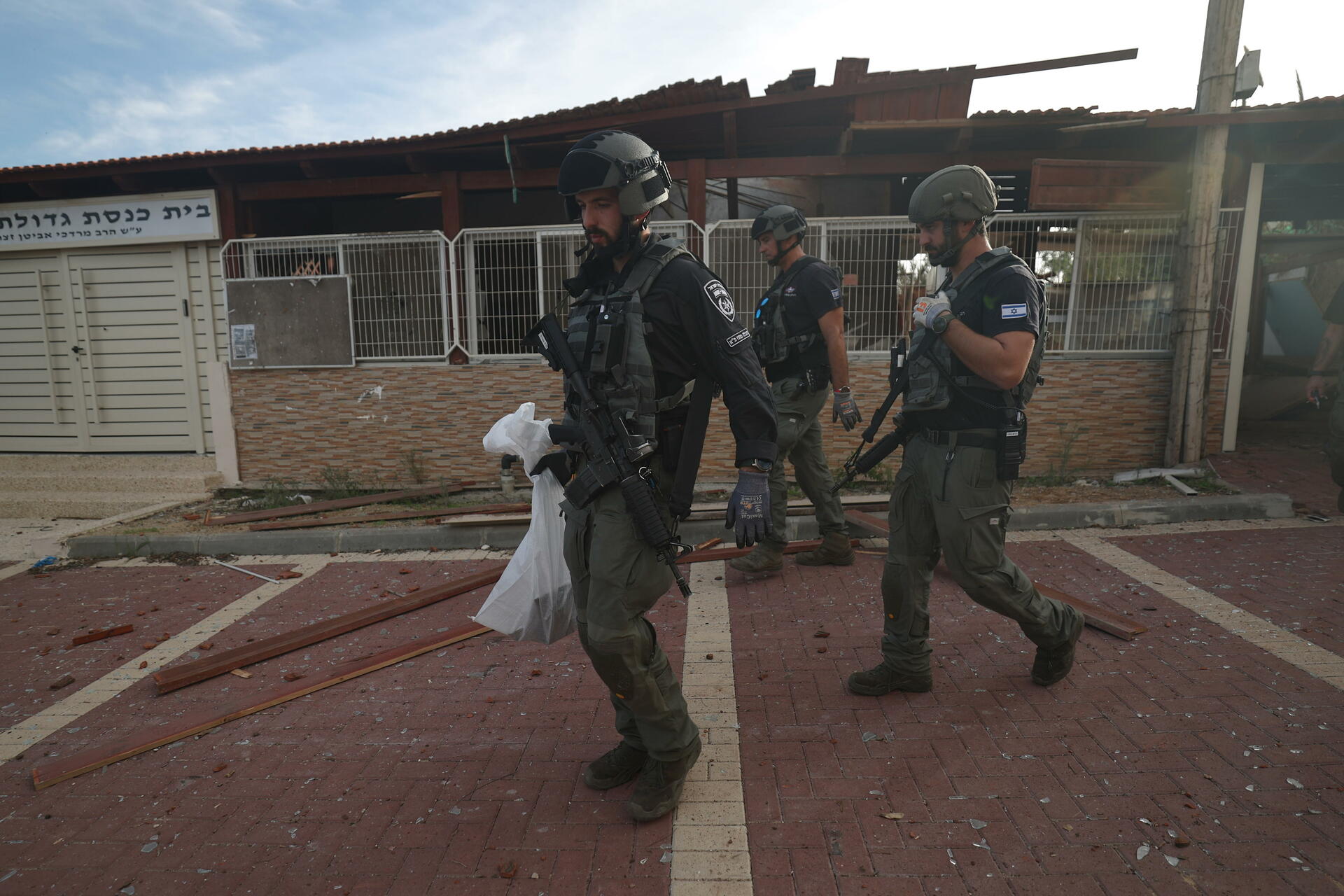 Fuerzas israelíes expanden su invasión terrestre hacia el sur de Gaza