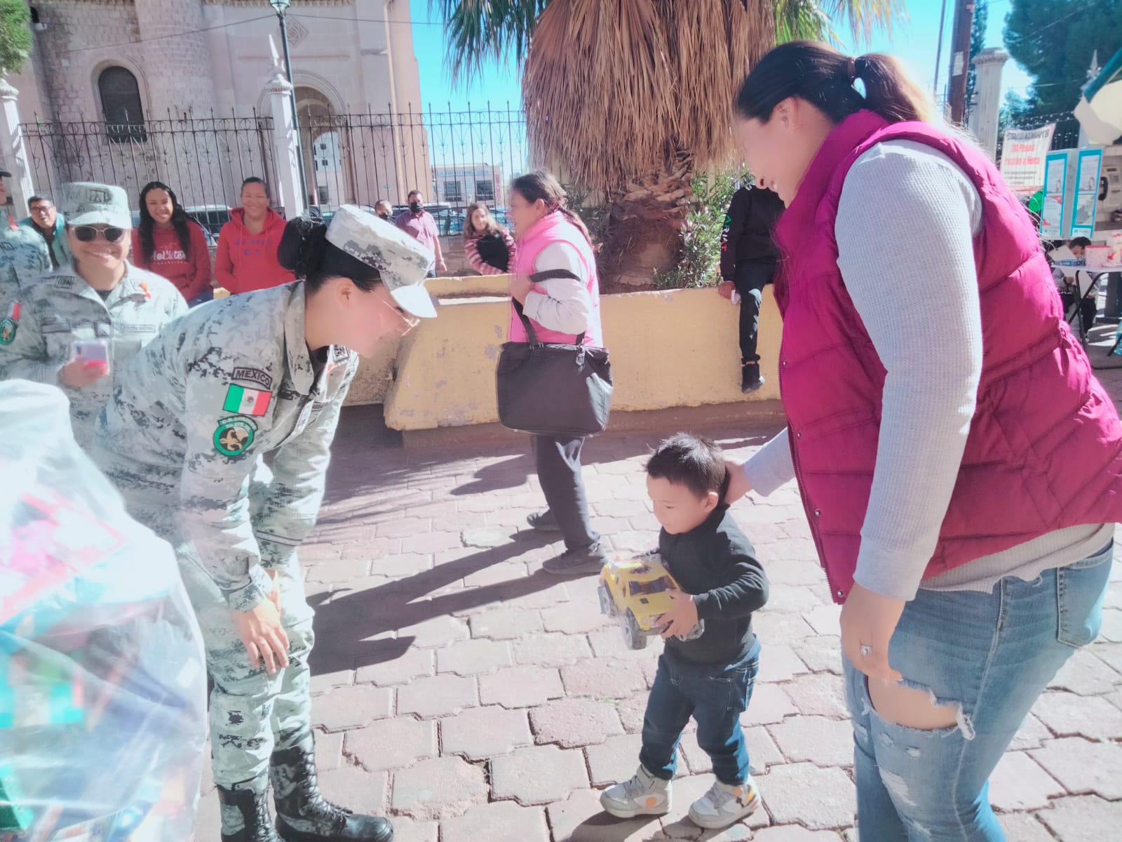 Guardia Nacional entrega regalos en Hospital Materno Infantil