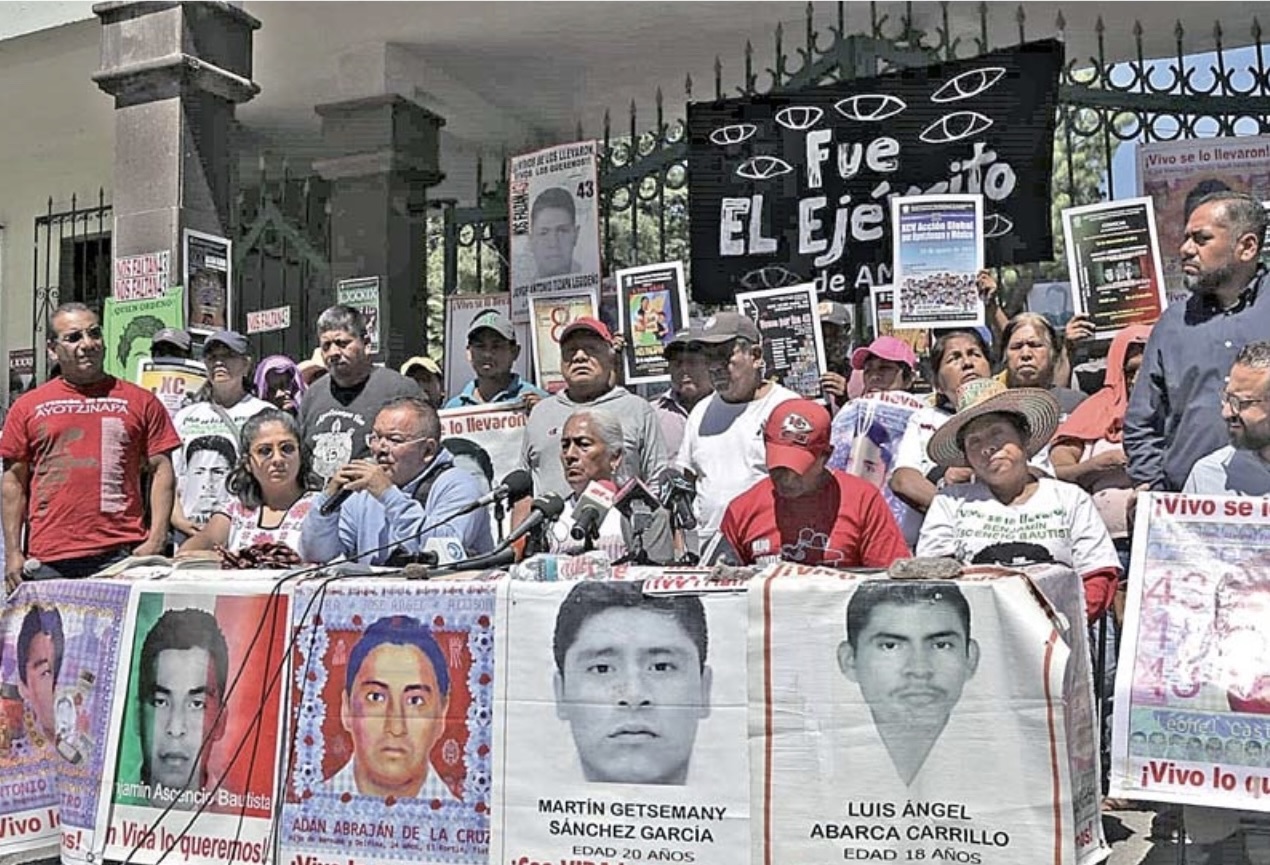 Padres de los 43 normalistas abandonan mesa con Segob