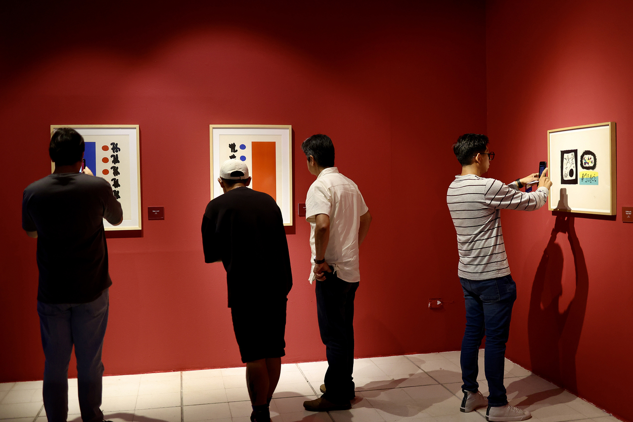 Enfoque. La muestra del también escultor, grabador y ceramista, denominada 'Miró. Mística y vanguardia', pretende que el público comprenda a uno de los grandes creadores plásticos del siglo XX, quien nació en Barcelona en 1893 y murió en Palma de Mallorca en 1983.