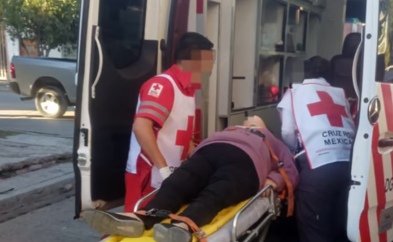 Quincuagenaria termina en el hospital tras ser impactada por un auto en ...