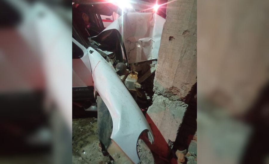 Camioneta impacta contra viviendas en fraccionamiento San Isidro