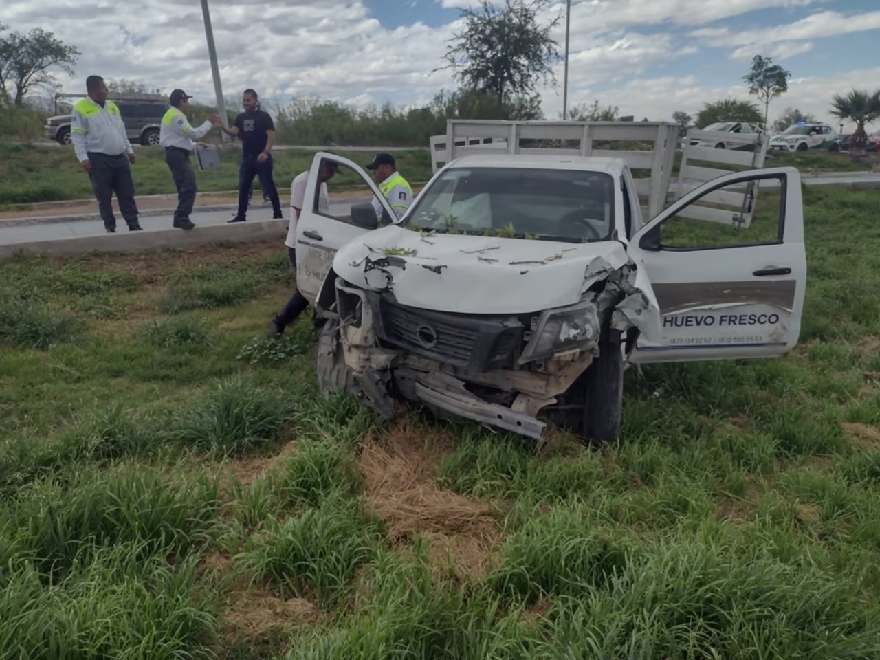 Conductor perdió el control de su camioneta y chocó con luminaria