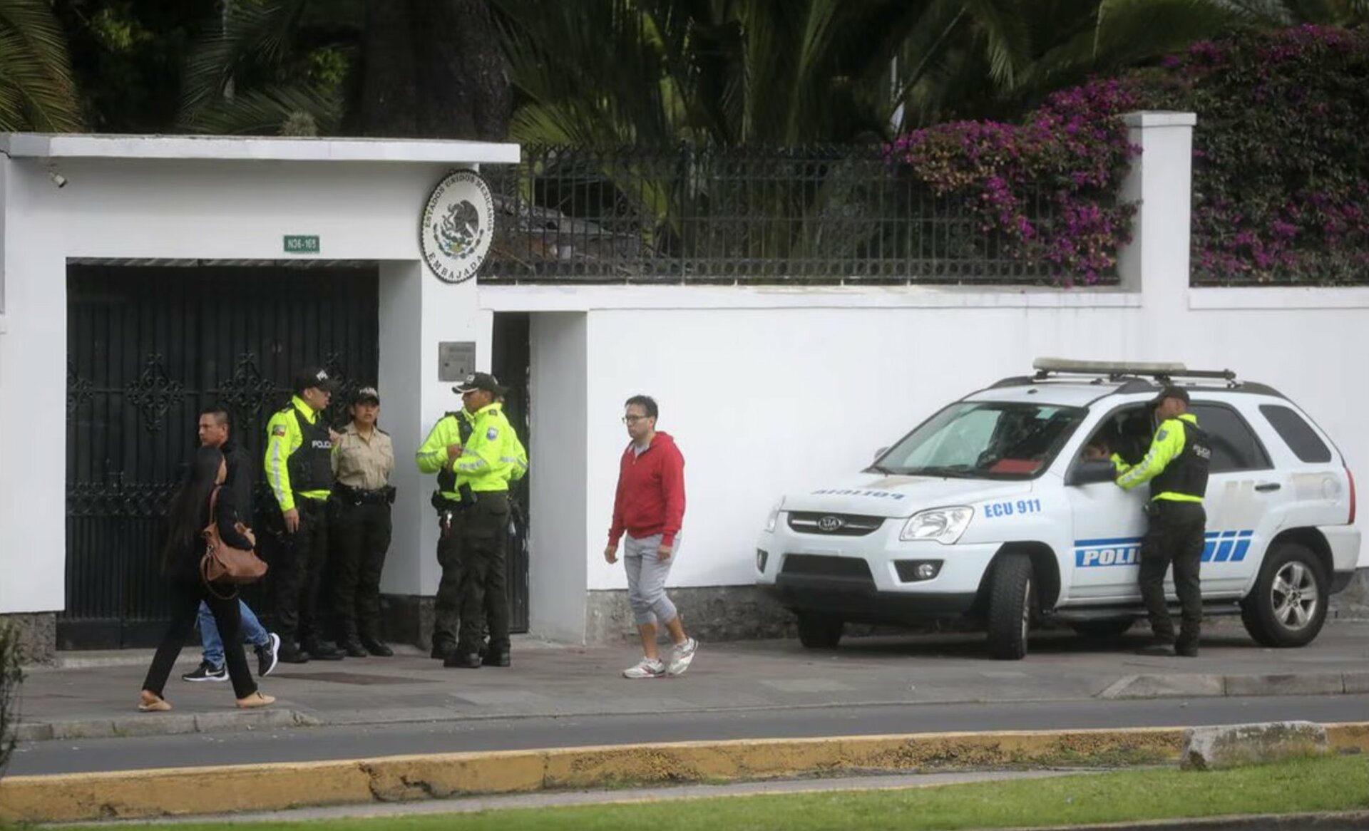 18 mexicanos salen este domingo de Quito a la CDMX, tras irrupción en ...