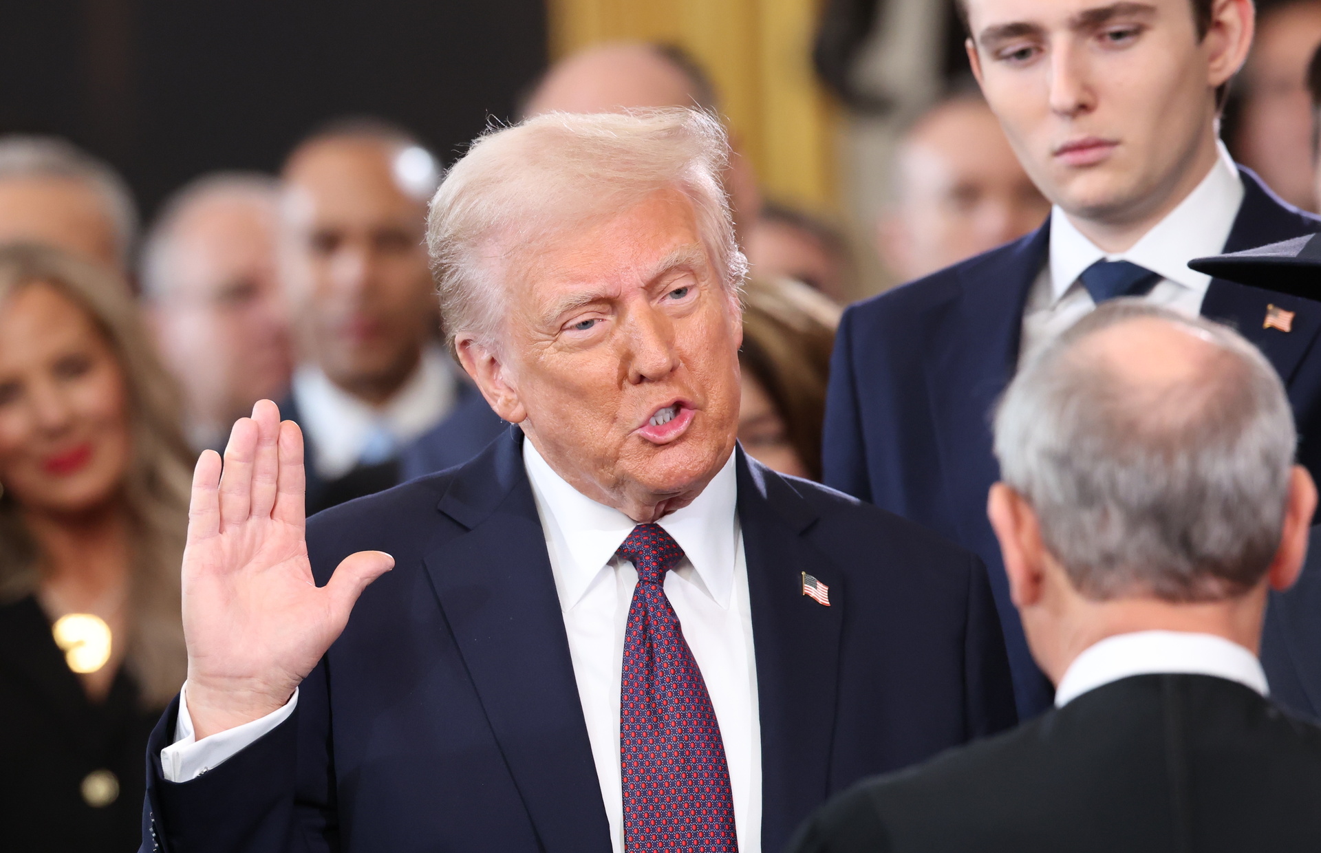 Trump jura defender al país.