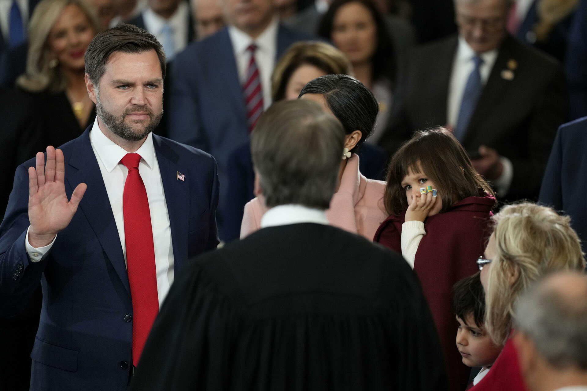 JD Vance toma protesta como vicepresidente.