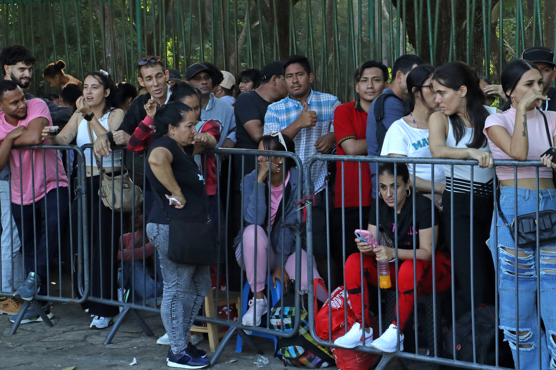 Decenas de migrantes han sido deportados a México.