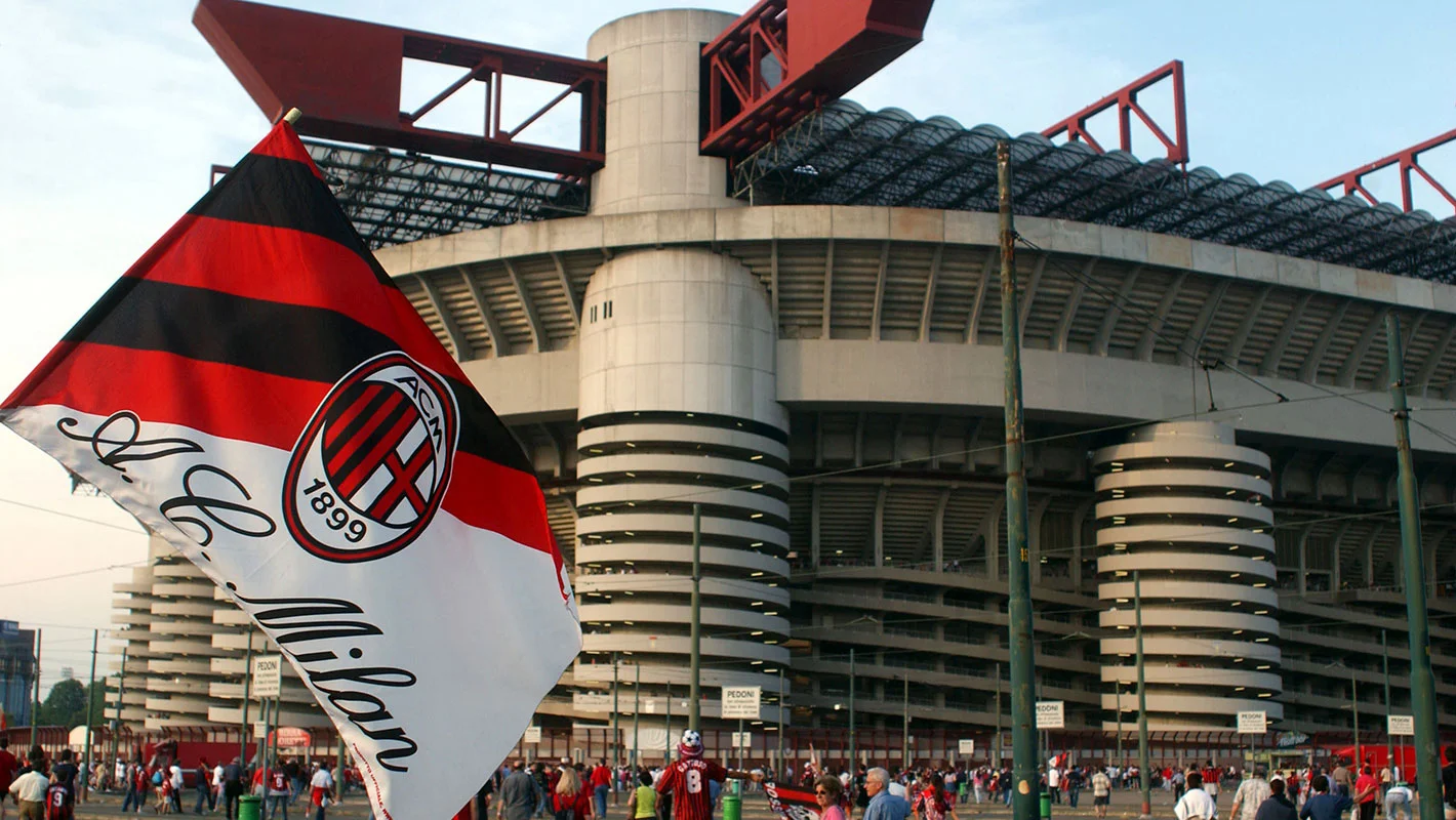 El mítico Stadio San Siro será el nuevo hogar del delantero mexicano.