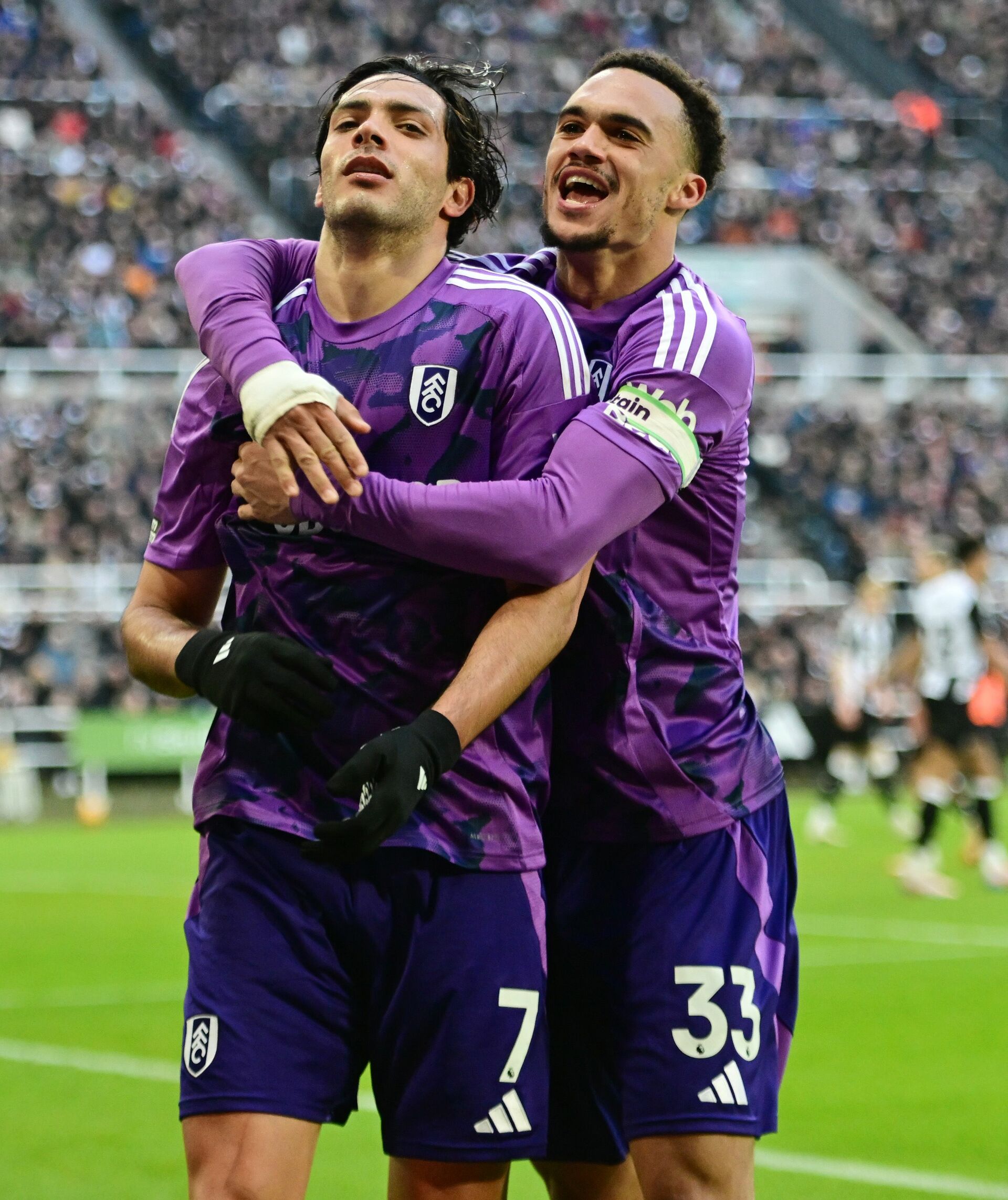 Así festejó su gol Raúl Jiménez su gol junto al estadounidense Antonee Robinson.