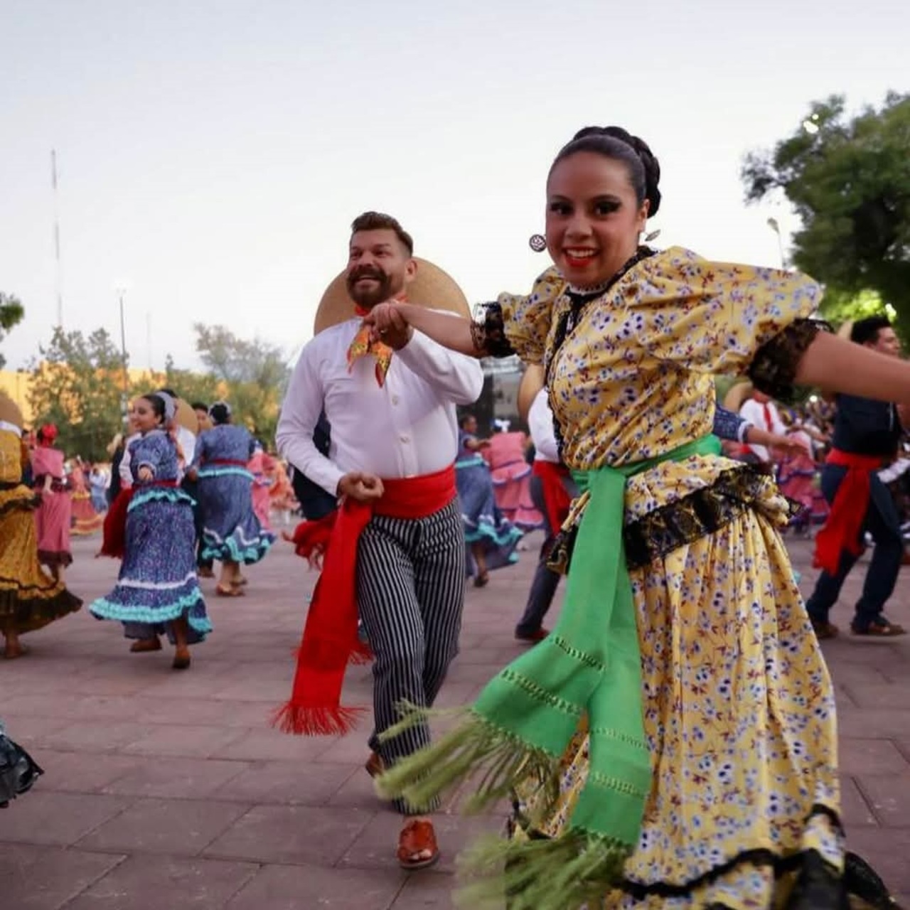 Familiar. Las presentaciones son completamente familiares y dirigidas a todo público.
