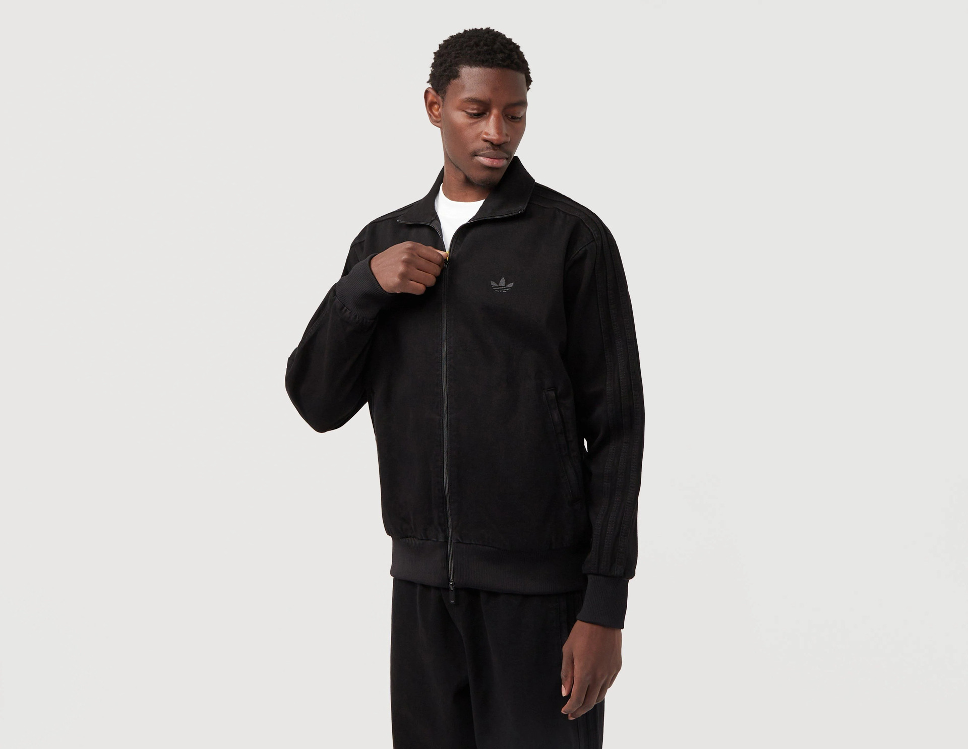 Así se ve la chaqueta, en su color negro, elegante y sobrio.
