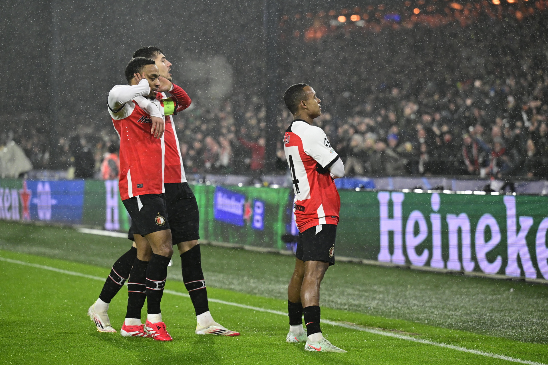 Así festejó Paixao su gol ante el Rossoneri.