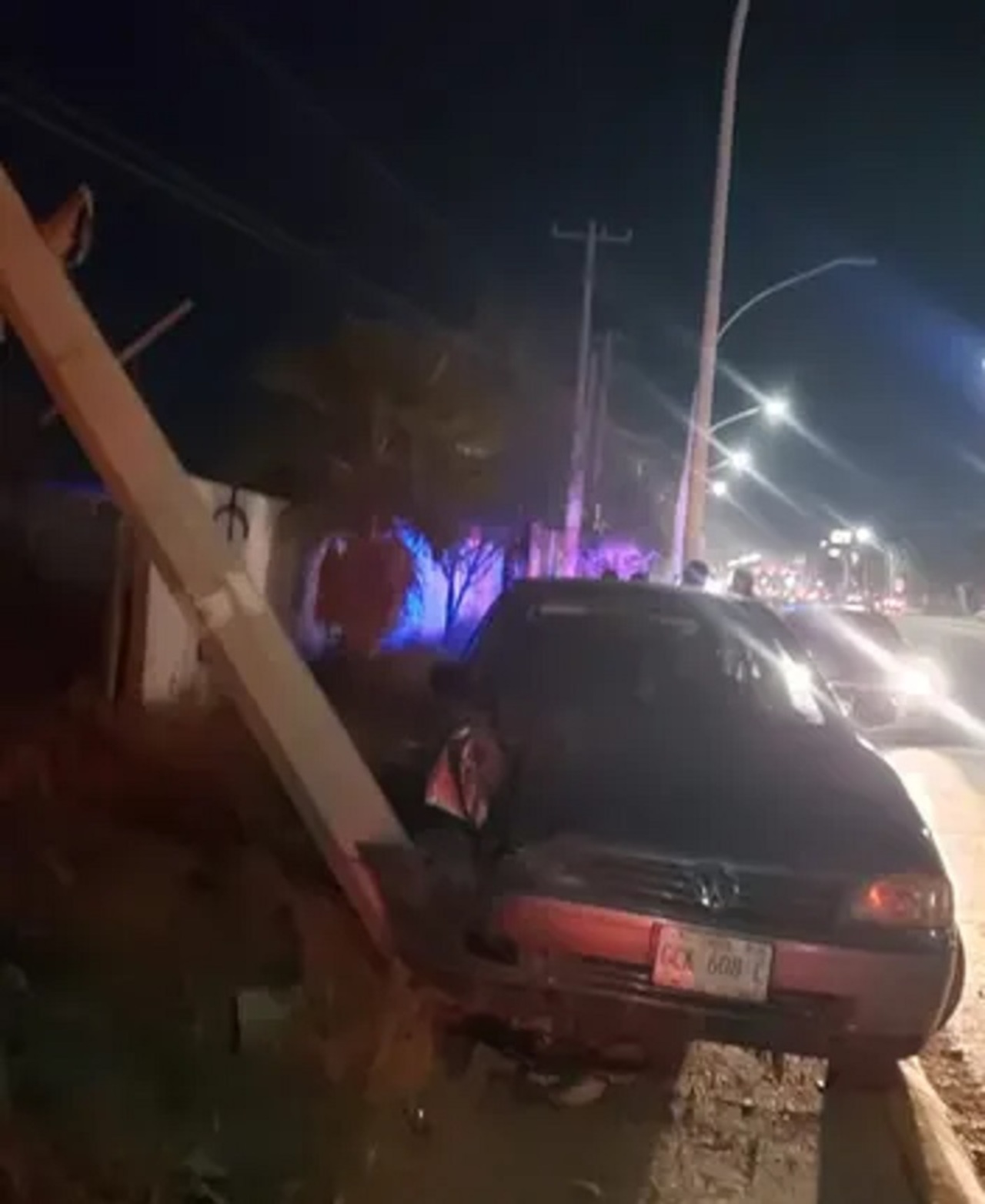 Mujer chocó contra un poste de la CFE en Gómez Palacio