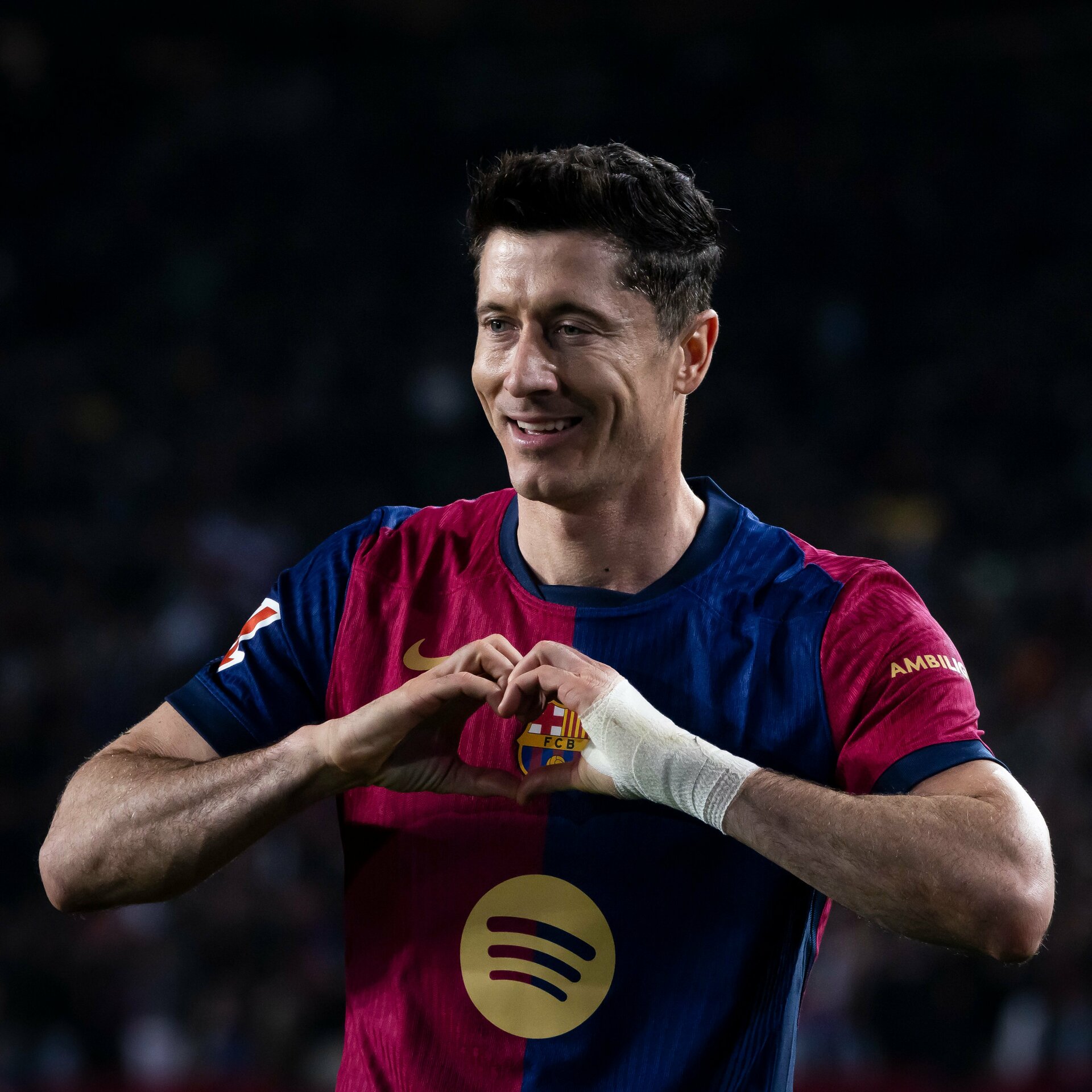 Así celebró Robert Lewandowski su tanto de penal para la victoria.