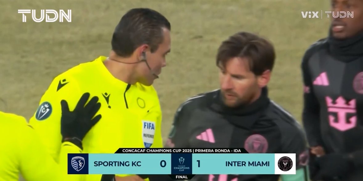 Así fue captado el momento en que Lionel Messi y el 'Gato' Ortiz intercambiaron palabras.
