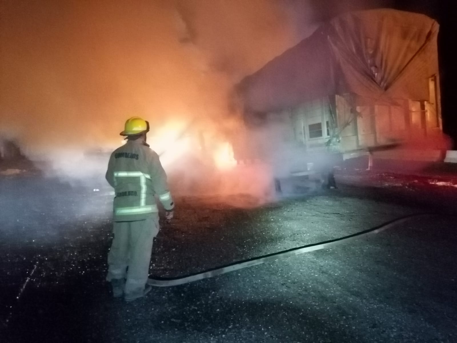 Tráiler cargado con alimento para ganado se incendia por carretera a ...