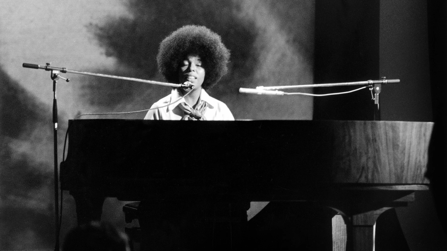 Flack no solo tuvo una voz inigualable, pues su habilidad con el piano es citada como una de las mejores en la industria.