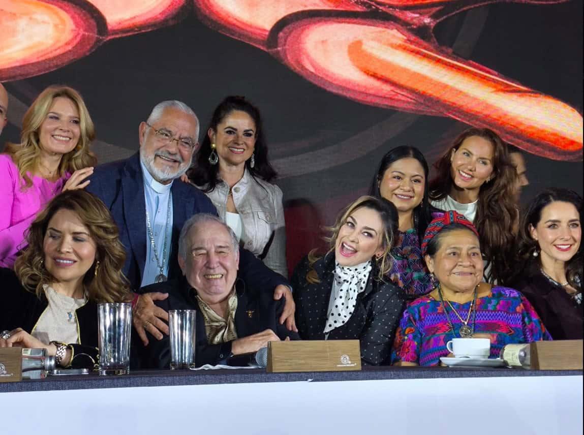 Rodeado de diversas figuras públicas, González Torres anuncio su deseo por contender de nueva cuenta por el Nobel de la Paz.