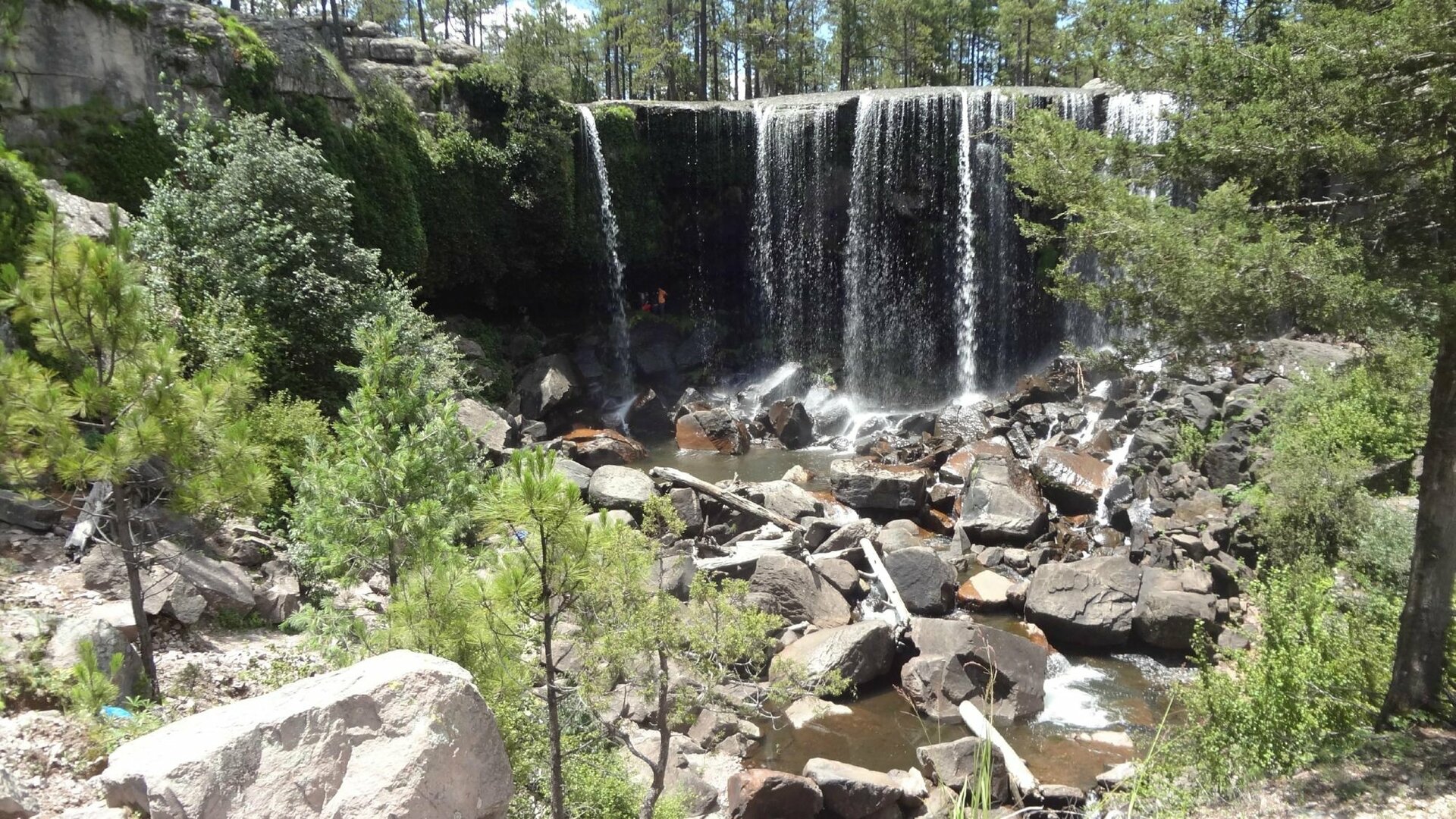 El Jardín de Piedras, en Pueblo Nuevo, Durango, fue el escenario duranguense que albergó las grabaciones de este filme.