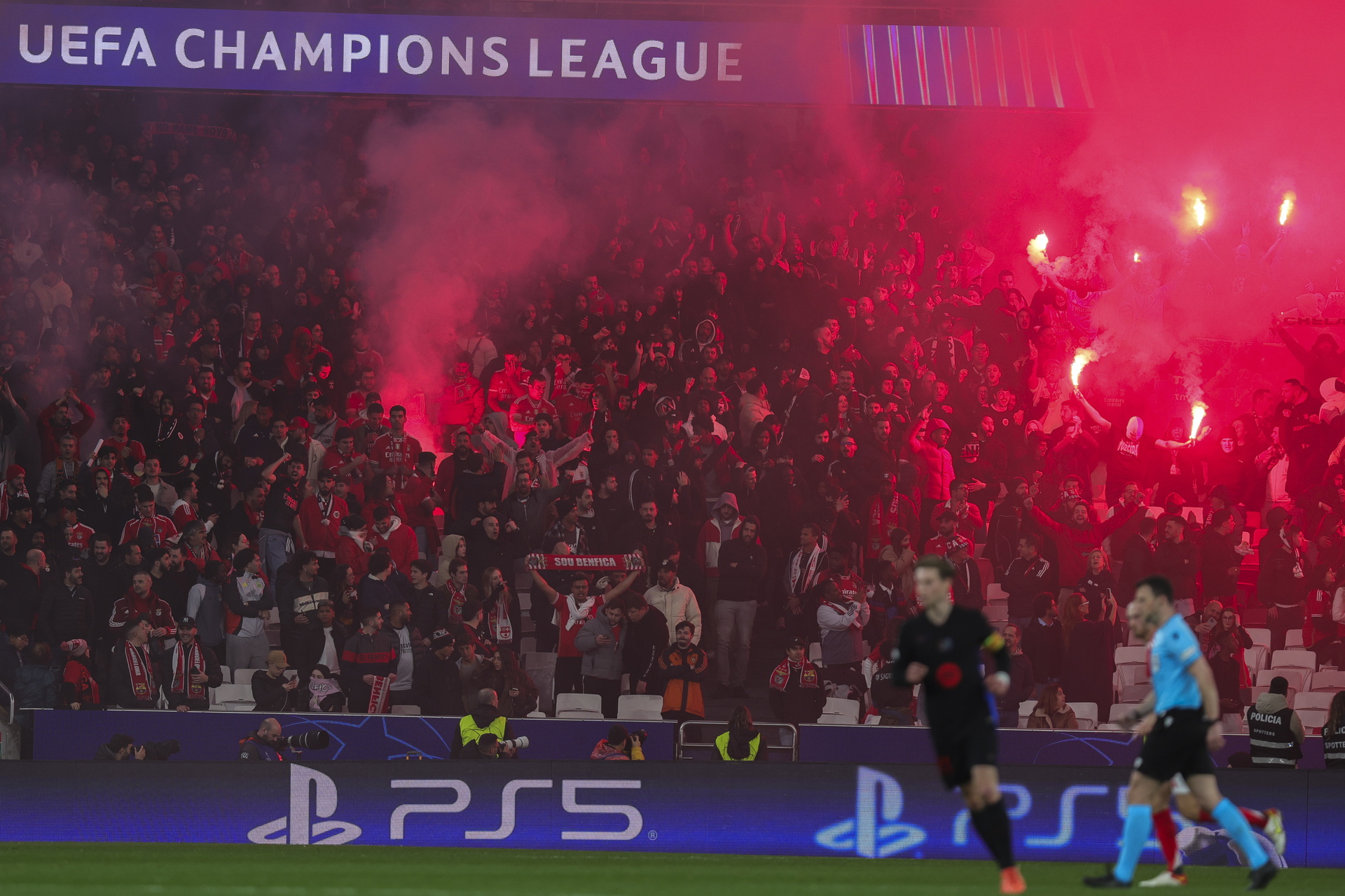 Gran ambiente fue el mostrado en el Estádio da Luz, aunque el Benfica, lastimosamente, no pudo corresponderle a su hinchada.