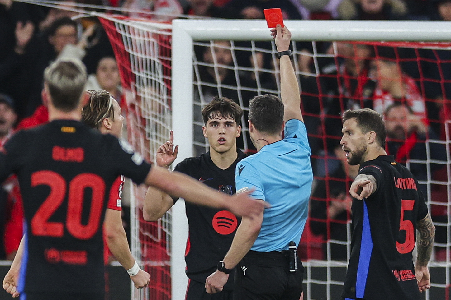 La expulsión de Cubarsí parecía que iba a marcar un antes y un después en el partido, pero no fue así.