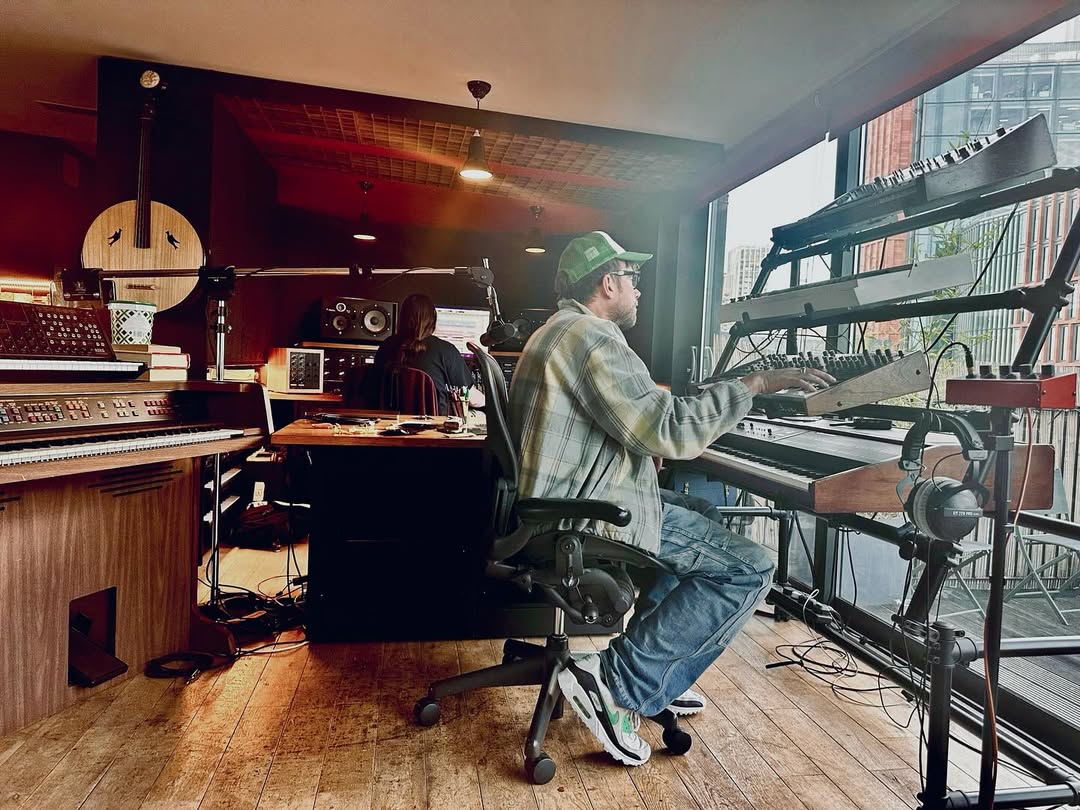 Se ha reportado el regreso de Damon Albarn al estudio, aunque no se sabe específicamente con que motivo.