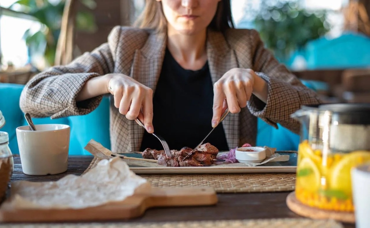 No se trata de consumir distintos tipos de carne durante el día. Sin embargo, es importante añadirla en alguna de las tres comidas principales.