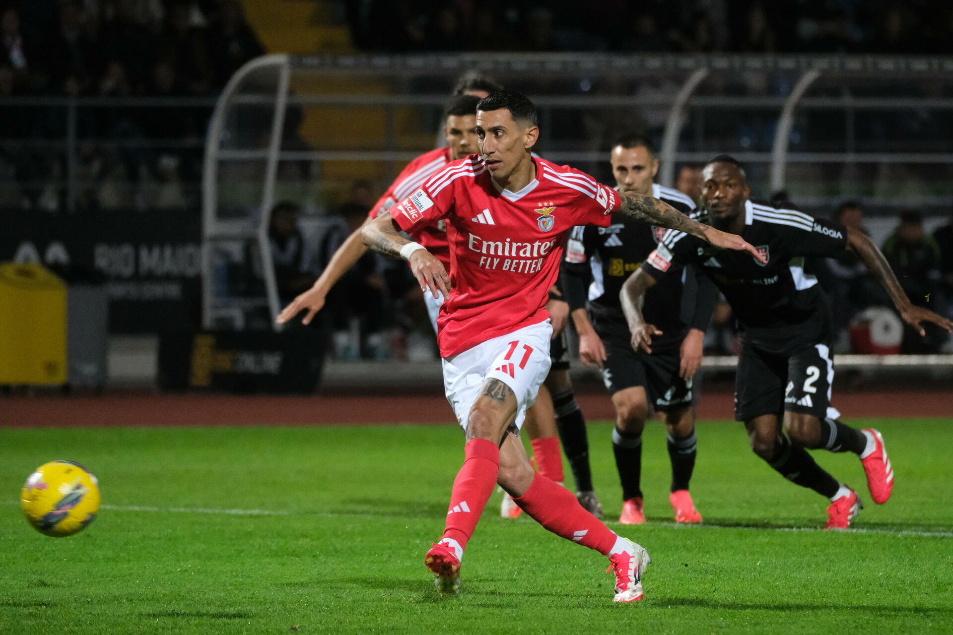 Ángel Di María vive, posiblemente, sus últimos años como jugador de futbol portando la casaca del SL Benfica de Portugal.