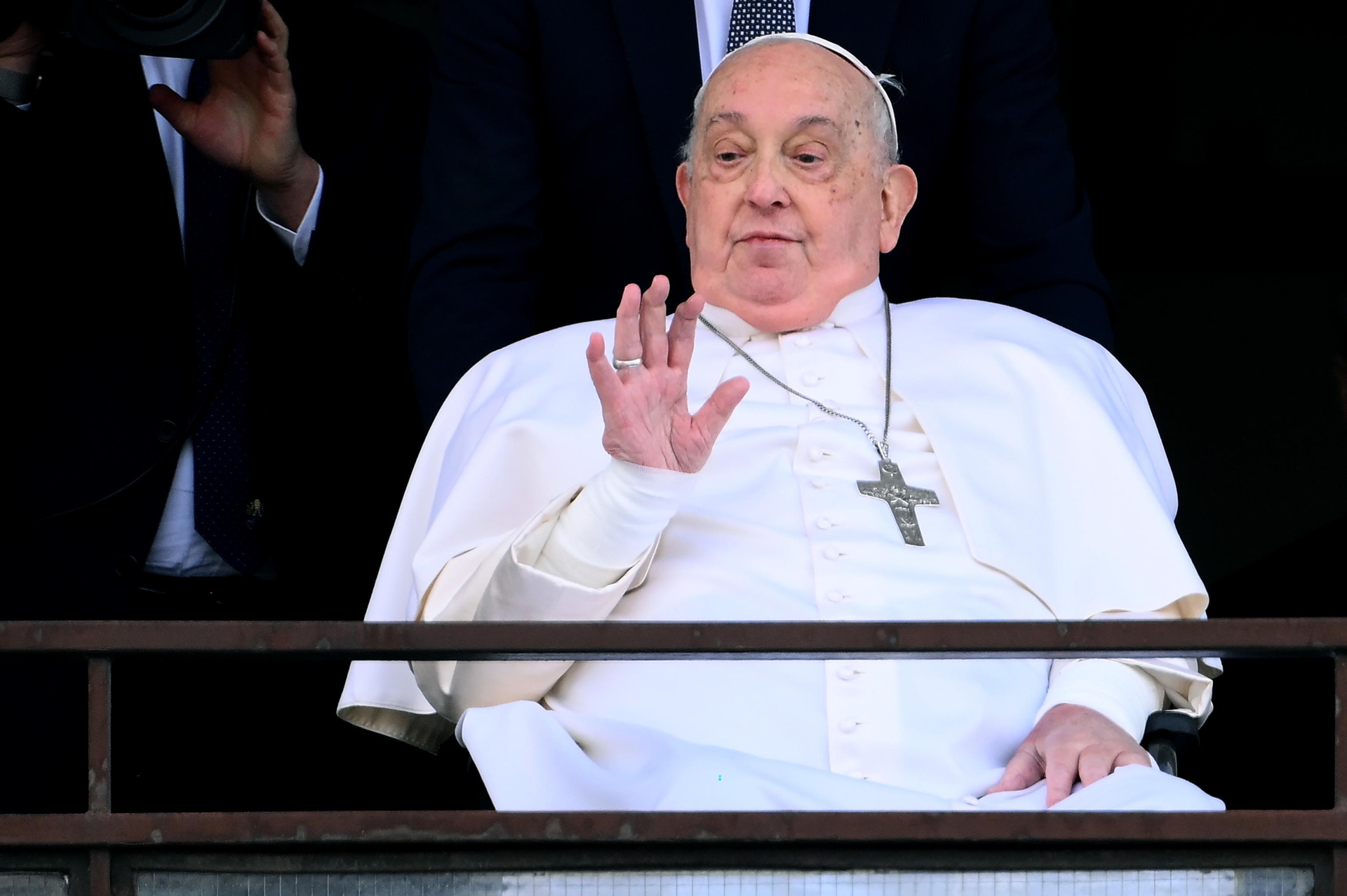 Papa Francisco saludó a los más de tres mil asistentes que esperaban su salida del hospital.