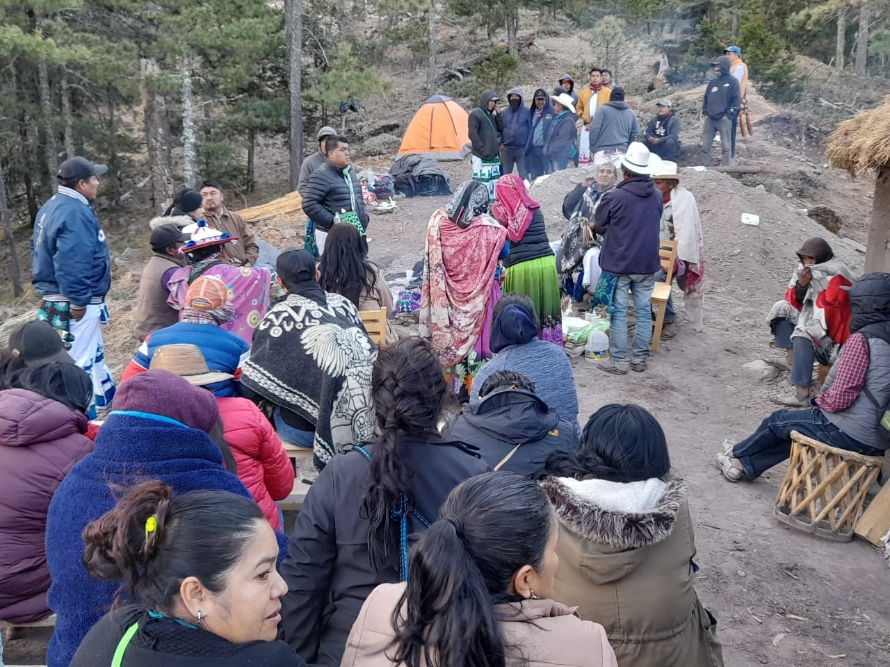 Marakame. Las ceremonias son dirigidas por un consejo de ancianos o curanderos que escuchan a las deidades y guían a los peregrinos.