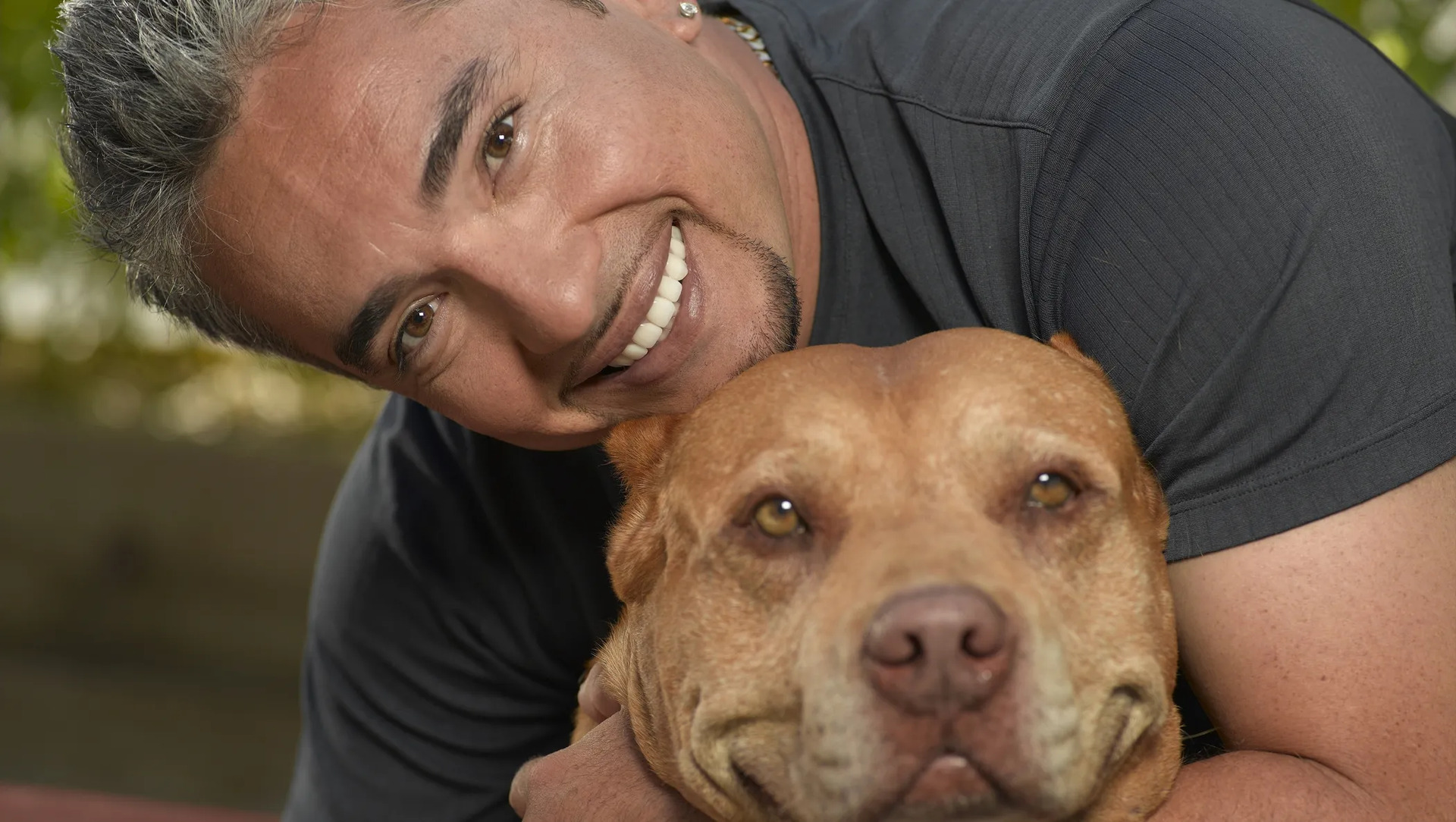 Millán solía ayudar a las personas con respecto a sus problemas con sus amigos caninos, esto en compañía de su propio perro, Daddy.