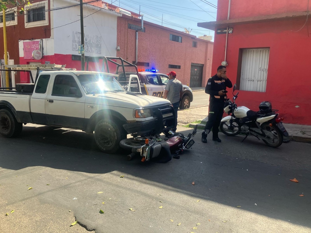 Hecho. Un hecho vial en el crucero de Morelos y Ocampo, se registró un choque entre una camioneta y una motocicleta, en donde un hombre resultó lesionado.
