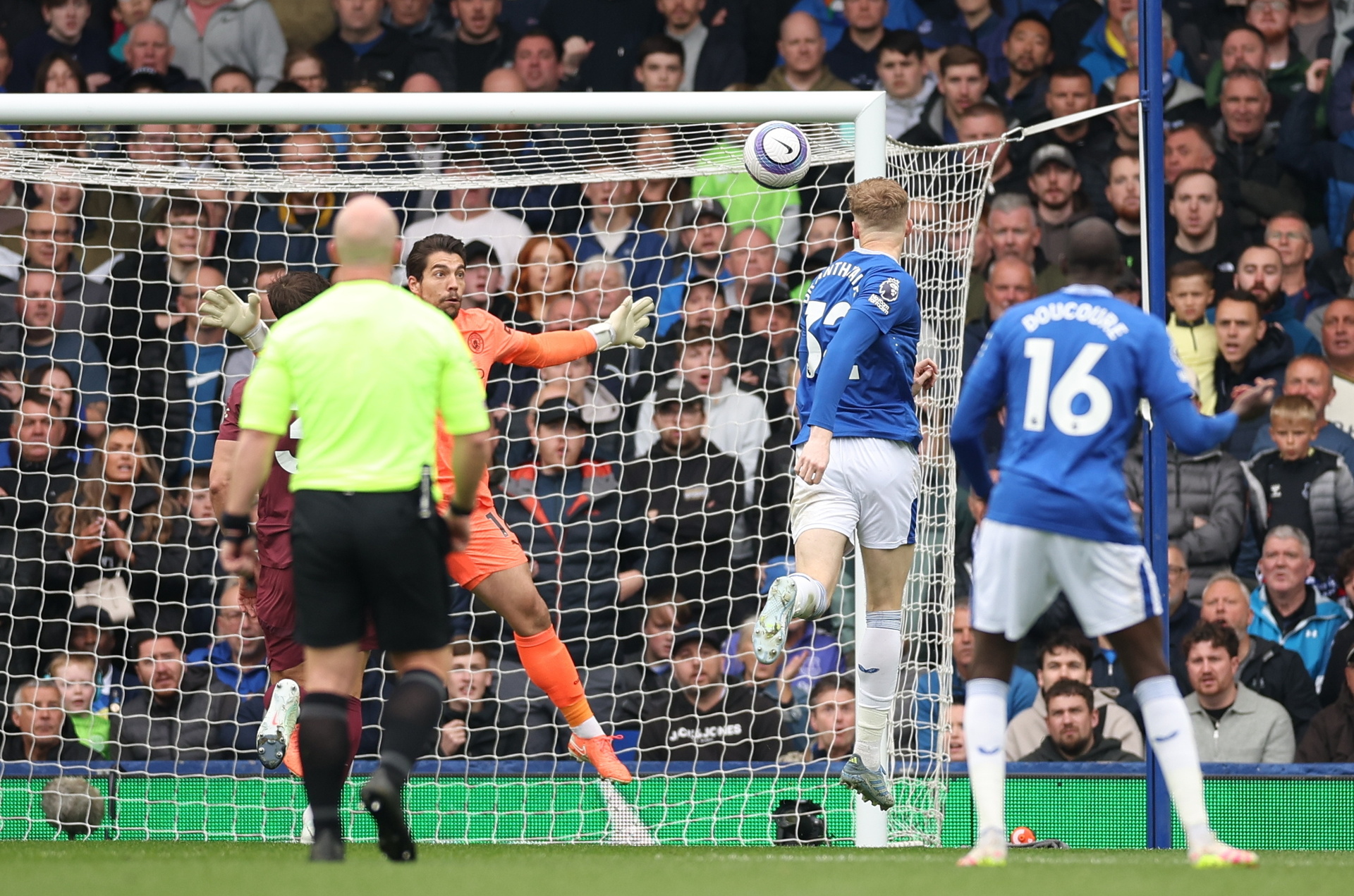 Sorpresivamente, el Everton fue una aplanadora ofensiva en contra de los Sky Blues, quienes gracias a Stefan Ortega Moreno, se llevaron la portería en blanco.